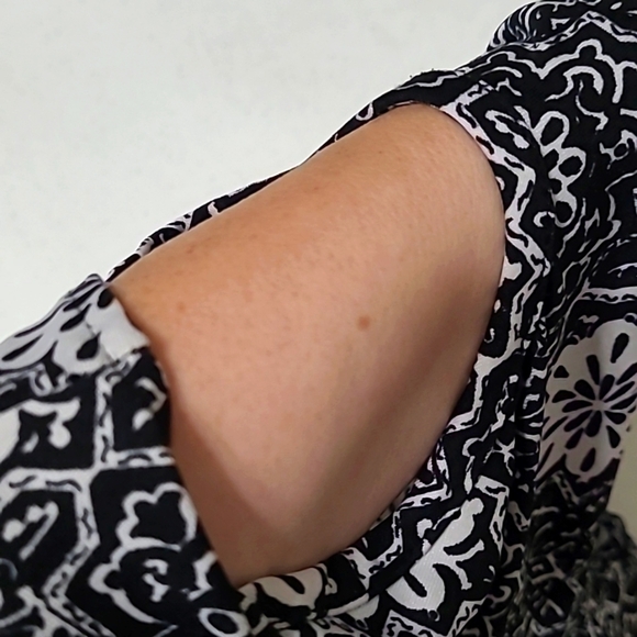 New Directions Black & White Cold Shoulder Tunic size 1X - Picture 5 of 7